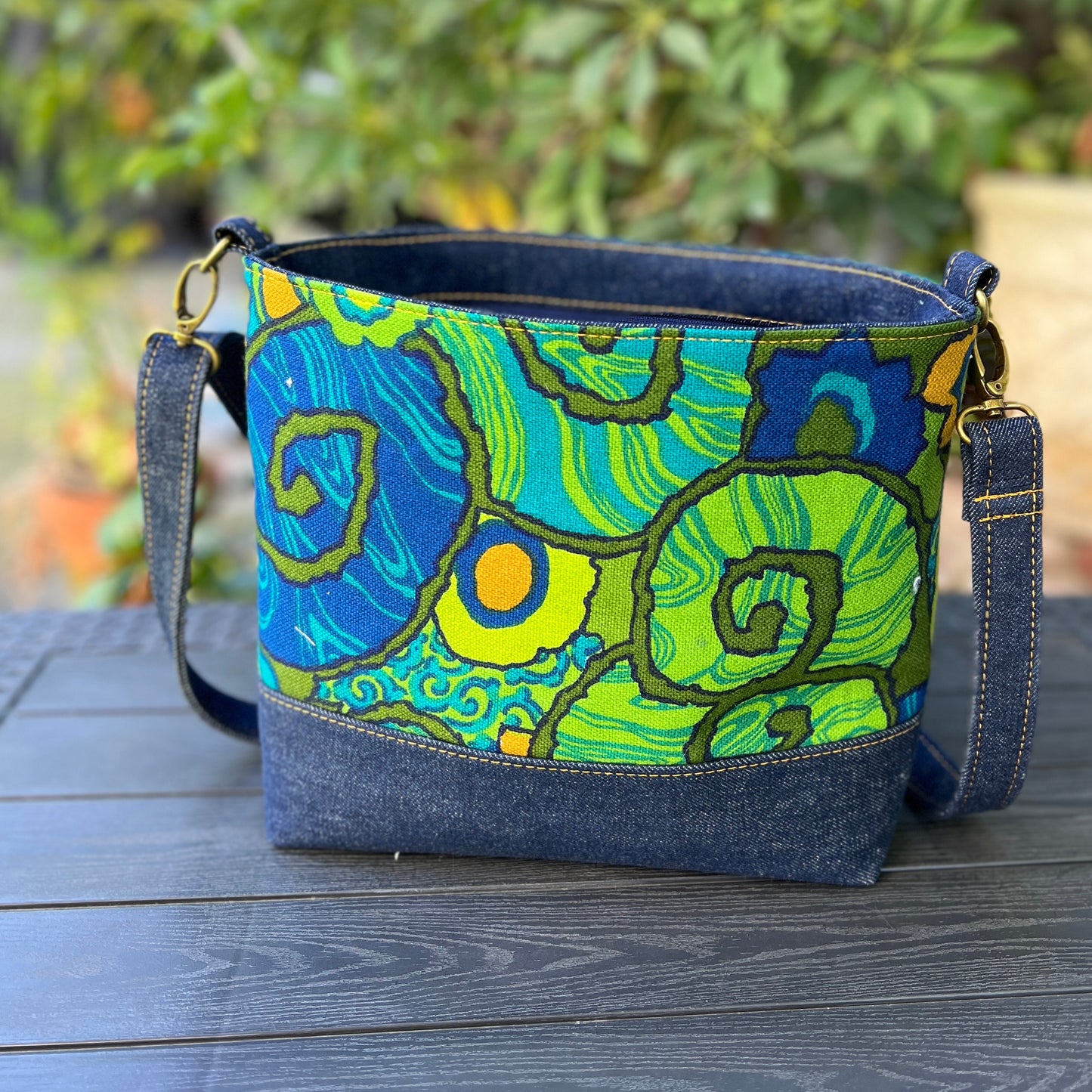 Out and About Crossbody Retro Green/Blue